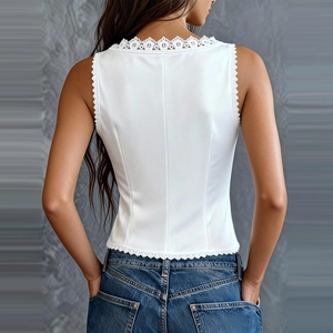 Vue arrière du gilet blanc sans manches avec bords en dentelle et coutures amincissantes