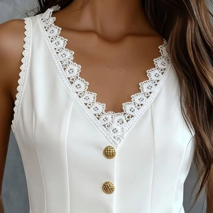 Détail du col en V avec dentelle et boutons dorés sur un débardeur blanc élégant