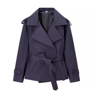 Trench corto blu scuro a doppiopetto con cintura in vita e classico collo a rever