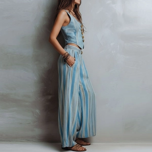 Vue détaillée de l'ensemble gilet et pantalon large à rayures bleues et blanches de profil