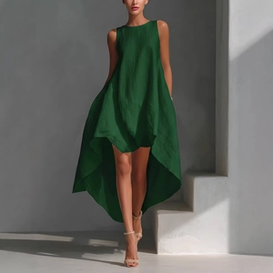 Abito smanicato verde scuro con taglio asimmetrico, texture a pieghe e scollatura a giro