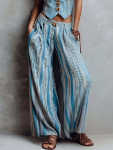 Détail d'un ensemble gilet et pantalon large à rayures verticales bleu et blanc