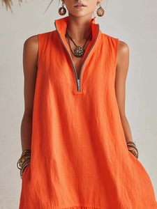 Détail de la robe sans manches orange vif avec col montant et fermeture éclair partielle