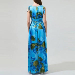 Vue arrière d'une robe maxi fleurie sans manches avec attaches aux épaules et fermeture éclair