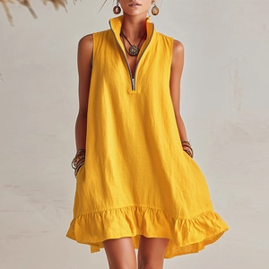 Détail d'une robe en coton-lin jaune avec col montant zippé et ourlet à volants légers