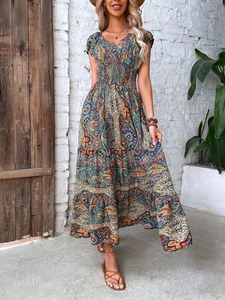 Robe longue bohème à motif paisley avec col en V et taille smockée pour un look rétro