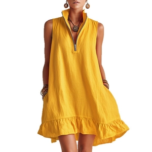 Robe de plage jaune sans manches avec col zippé et ourlet à volants élégants