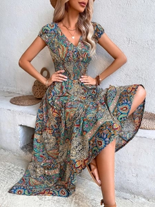 Détail d'une robe bohème à motif cachemire avec taille froncée et décolleté en V