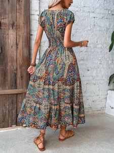 Vue arrière d'une robe longue bohème à imprimé paisley avec taille élastique et jupe à volants