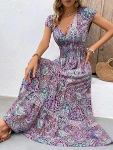 Détail de la taille smockée sur une robe longue bohème à imprimé paisley et col en V