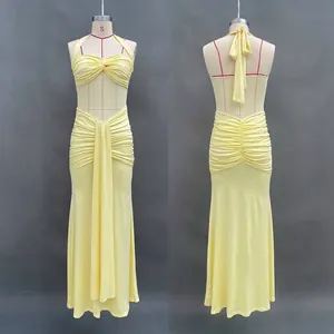 Vue détaillée avant et arrière d'une robe longue dos nu jaune à licou et fronces