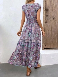 Vue arrière d'une robe longue bohème à imprimé paisley avec jupe à volants et manches