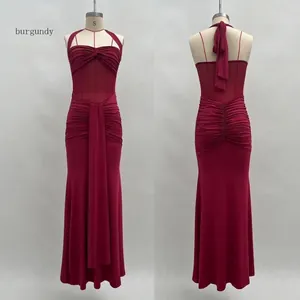 Détail de la robe longue bordeaux avec fronces, empiècement en résille et dos nu sexy