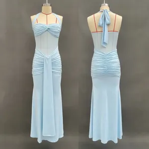 Détail d'une robe dos nu bleu clair avec un grand nœud et un empiècement en résille