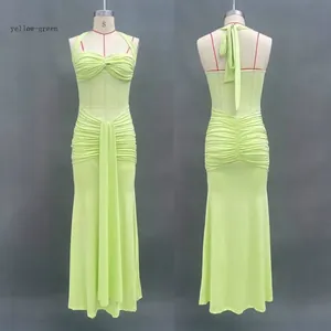 Détails de la robe longue dos nu vert citron avec fronces et design à nœuds