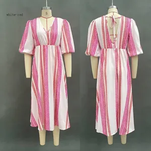 Dettaglio del vestito con scollo a V, strisce geometriche e design con lacci sul retro