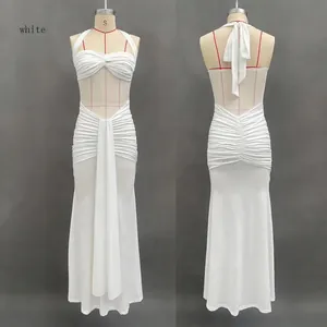 Robe dos nu blanche avec devant torsadé drapé et détail de laçage sexy dans le dos