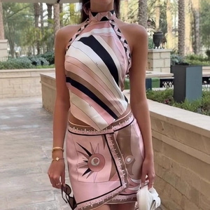 Dettaglio del tessuto in raso setoso con stampe geometriche astratte rosa e marroni