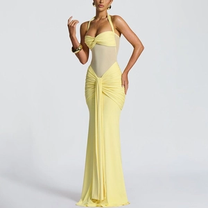 Détail de la robe licou jaune avec empiècement en mesh et jupe moulante froncée