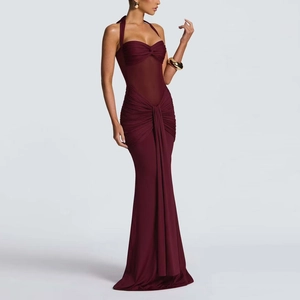 Détail de robe moulante rouge foncé avec empiècement en mesh et dos nu sexy