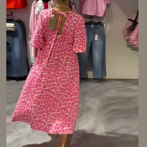 Dettaglio vestito leopardato rosa e arancio con schiena scoperta a V e maniche a sbuffo