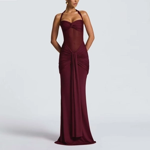 Détail de la robe de soirée bordeaux avec empiècement en mesh et élégant plissé soyeux