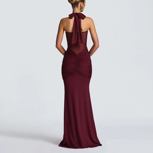 Détail de la robe de soirée bordeaux avec licou et grand nœud sur le dos en maille