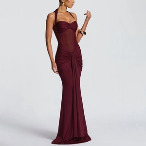 Détail de la robe longue rouge foncé avec maille transparente et design buste froncé