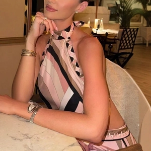 Set elegante con top a lupetto e gonna in raso con stampe geometriche colorate