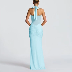 Détail du design dos nu avec nœud papillon et fronces élégantes sur cette robe longue bleu clair