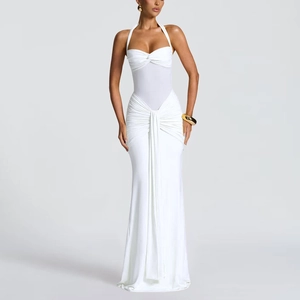 Détail de la robe longue blanche moulante dos nu avec plissés drapés et nœud à la poitrine