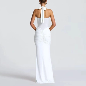 Détail de la robe longue blanche dos nu avec design dos ouvert et texture plissée