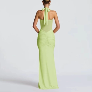 Détail d'une robe dos nu vert clair avec fronces et empiècement en maille