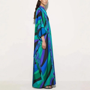Abito caftano lungo in seta a maniche lunghe con stampe geometriche vivaci in blu e verde
