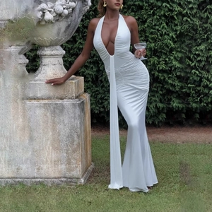 Robe longue blanche élégante à dos nu et décolleté en V profond pour soirée et cocktail