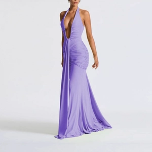 Robe longue élégante lavande avec dos nu, décolleté plongeant et coupe sirène ruched
