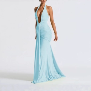 Robe longue licou bleu glacier avec décolleté en V profond et détails plissés