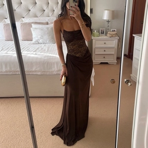 Nahaufnahme des braunen Satin-Kleids mit Spitze und zarten Spaghettiträgern