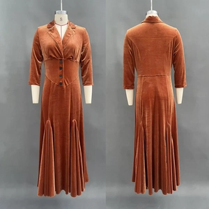 Vues détaillées avant et arrière d'une robe en velours caramel avec col à revers et boutons