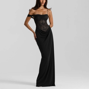 Elegantes schwarzes Maxikleid mit Spitzen-Patchwork, asymmetrischem Ausschnitt und schmaler Passform