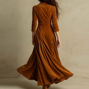 Vue arrière d'une élégante robe en velours ambre à manches longues et ourlet plissé