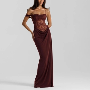 Elegantes burgunderrotes Spitzenkorsett-Maxikleid mit Off-Shoulder-Trägern und Faltenrock