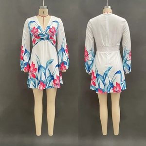 Vorder- und Rückansicht des weißen V-Ausschnitt-Blumenkleides mit Puffärmeln und hoher Taille