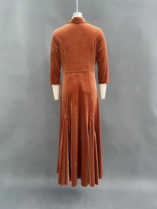 Détail du dos de la robe en velours montrant la taille ajustée et l'ourlet plissé