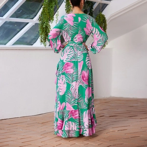 Robe longue verte à col en V avec imprimés palmiers roses et ourlet à volants, vue arrière