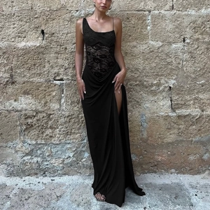 Detailansicht des eleganten schwarzen Spitzenoberteils und des hohen Schlitzes am Kleid