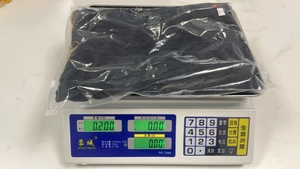 Robe en dentelle à col en V pesant 0,200 kg sur une balance pour le poids d'expédition