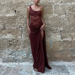 Detailansicht der burgunderroten Spitze und asymmetrischer Träger am Maxikleid