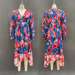 Robe longue fleurie à col en V avec taille haute et ourlet évasé bleu et rouge