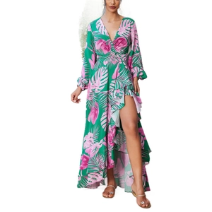 Robe longue verte à col en V avec imprimé tropical rose et fente latérale haute